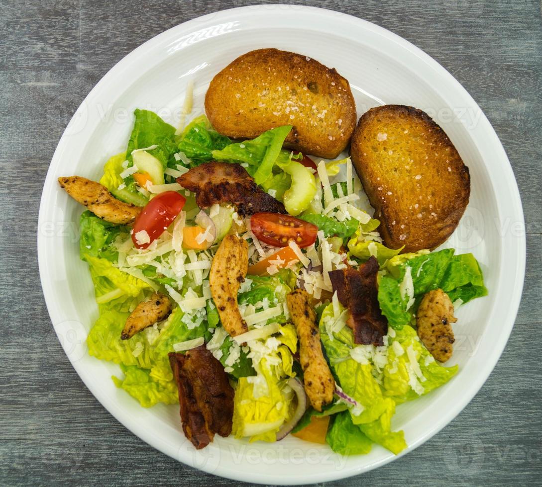 Ensalada César tradicional con pollo a la parrilla foto