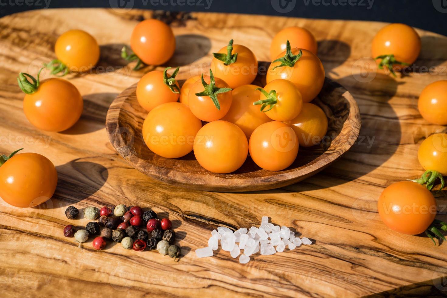 Tomates cóctel naranja Solanum lycopersicum foto