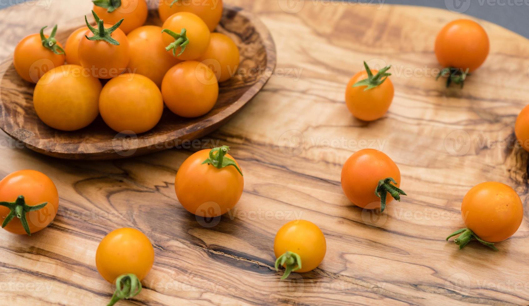 Tomates cóctel naranja Solanum lycopersicum foto