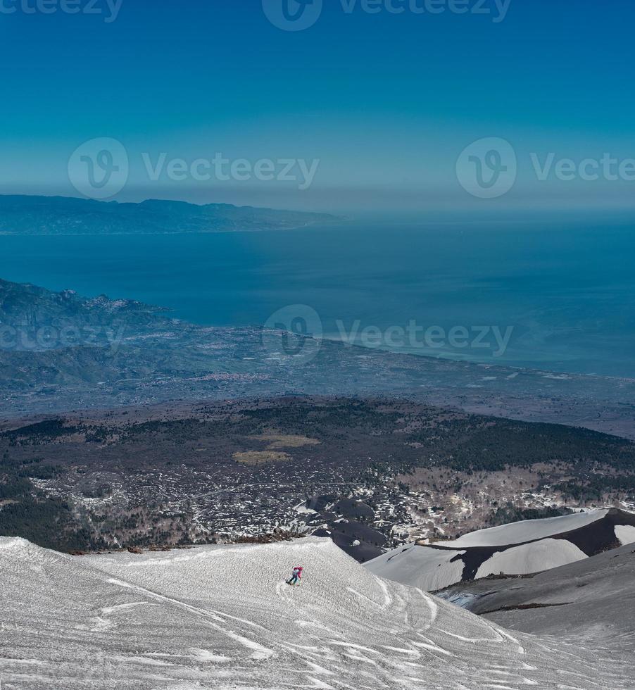 esquiar en el volcán etna foto