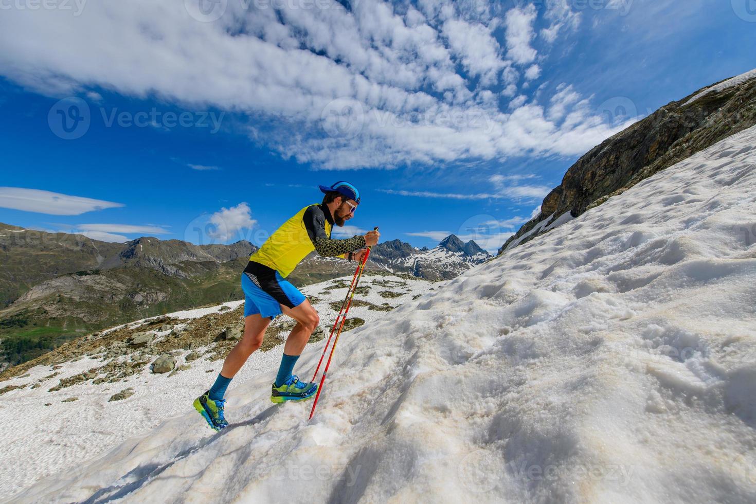 corredor skyrunner cuesta arriba en un tramo nevado foto