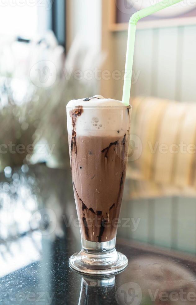 chocolate helado en la mesa foto