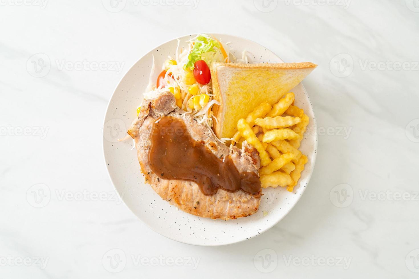 filete de cerdo con salsa de pimientos negros y mini ensalada foto