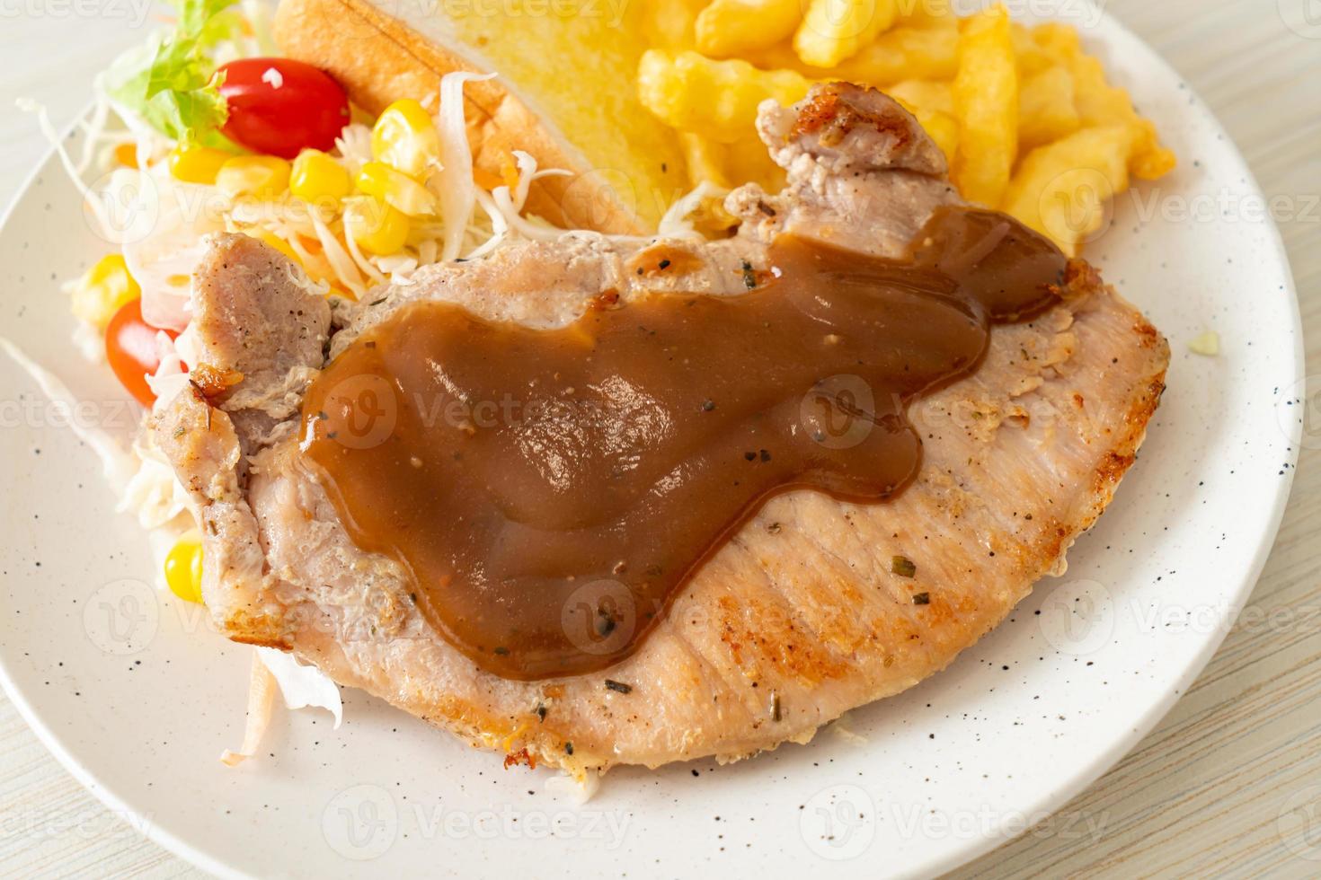 filete de cerdo con salsa de pimientos negros y mini ensalada foto