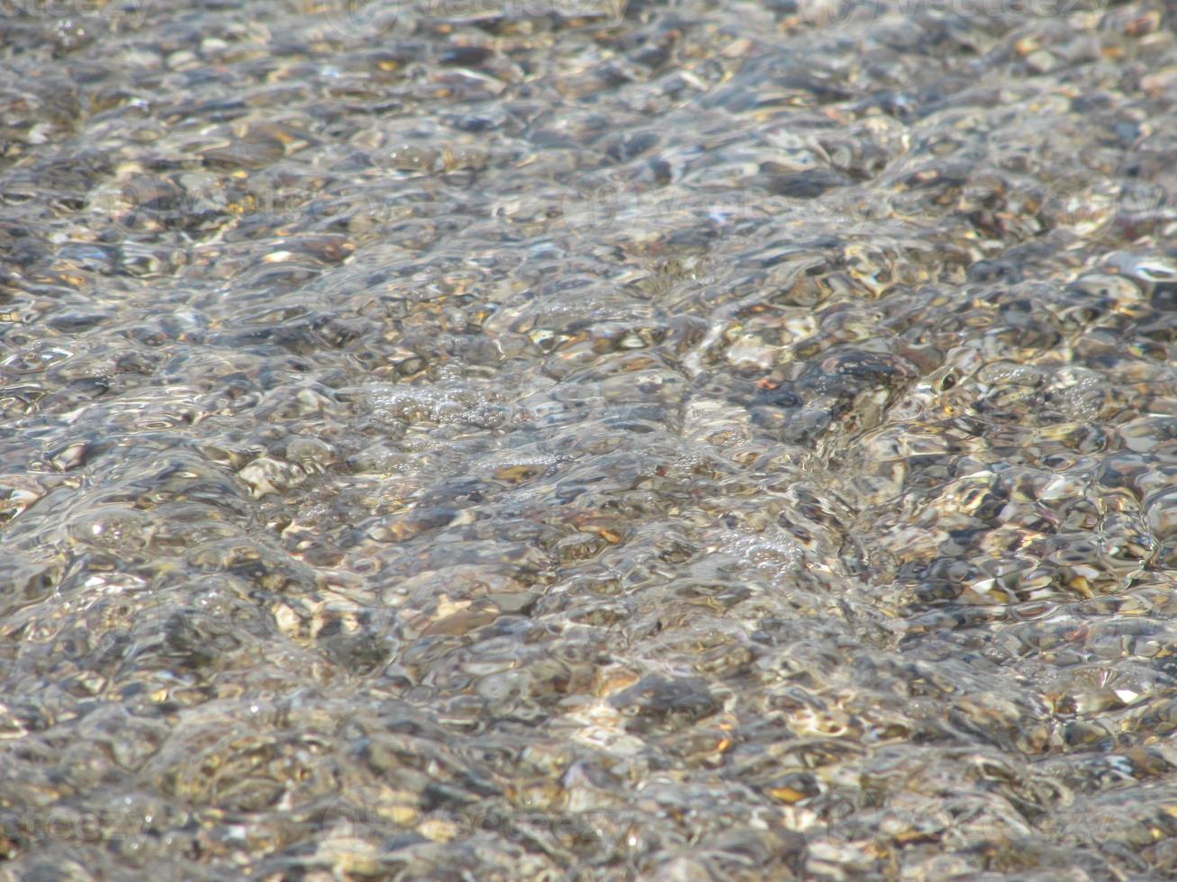 muestra la espuma de la ola del mar, estanque de vida silvestre, playa foto