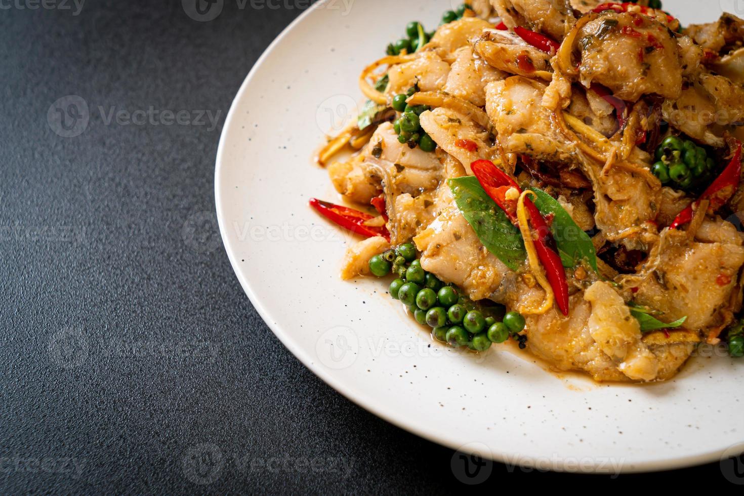 albahaca santa salteada con pescado y hierbas - estilo de comida asiática foto