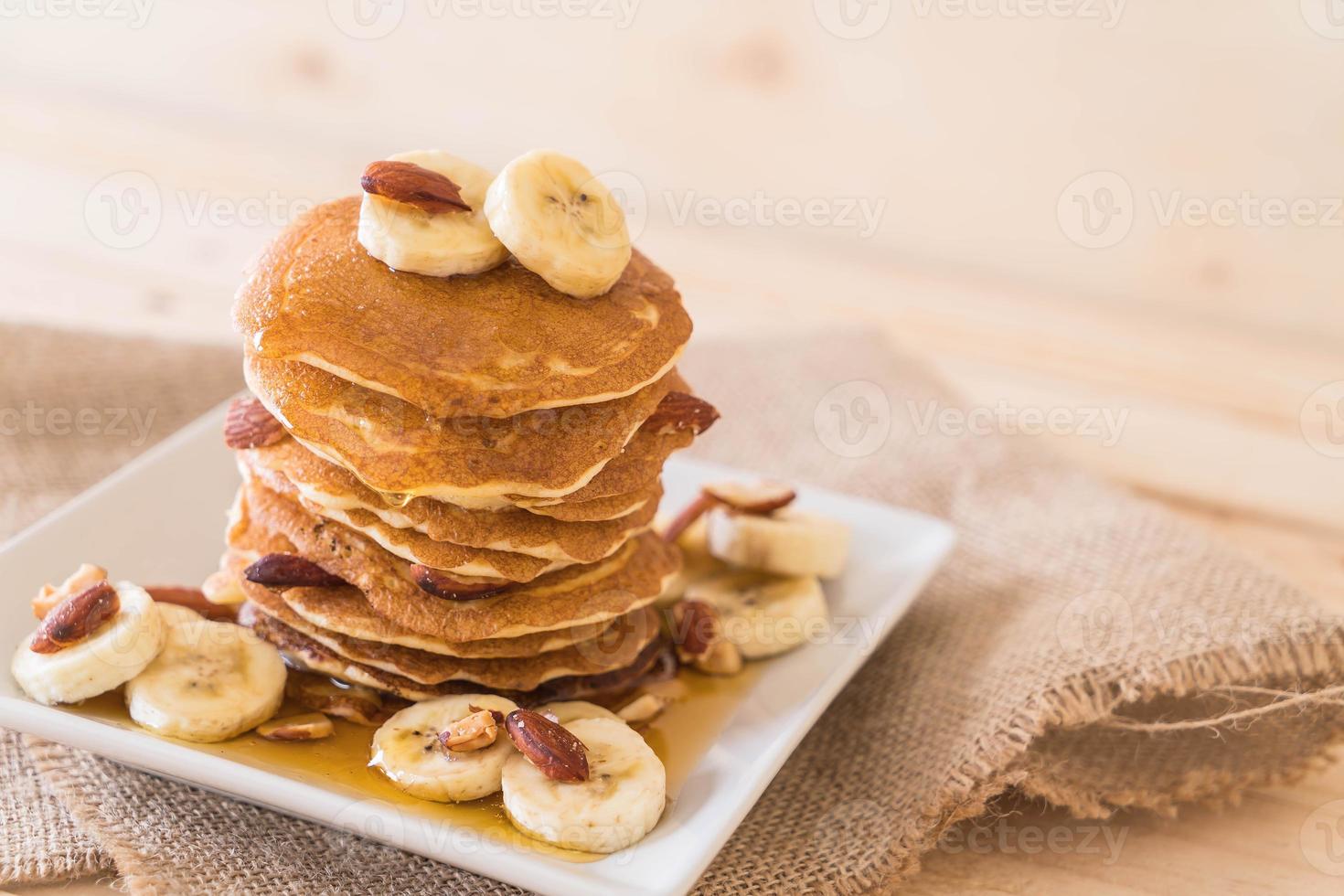 panqueque de plátano y almendras con sirope de chocolate foto