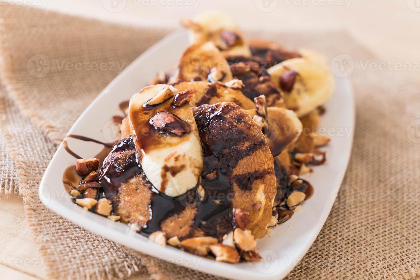 panqueque de plátano y almendras con sirope de chocolate foto