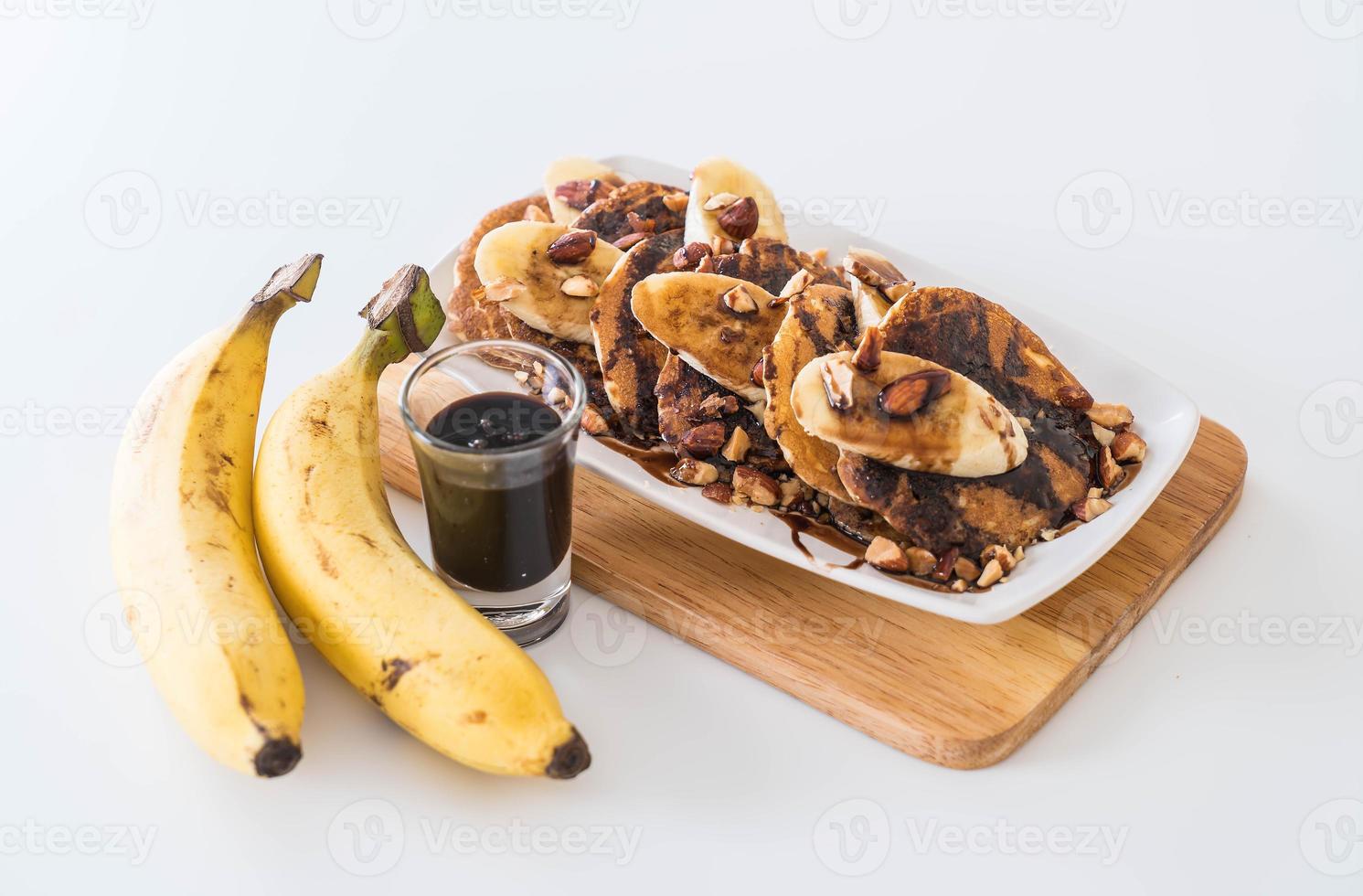 panqueque de plátano y almendras con sirope de chocolate foto