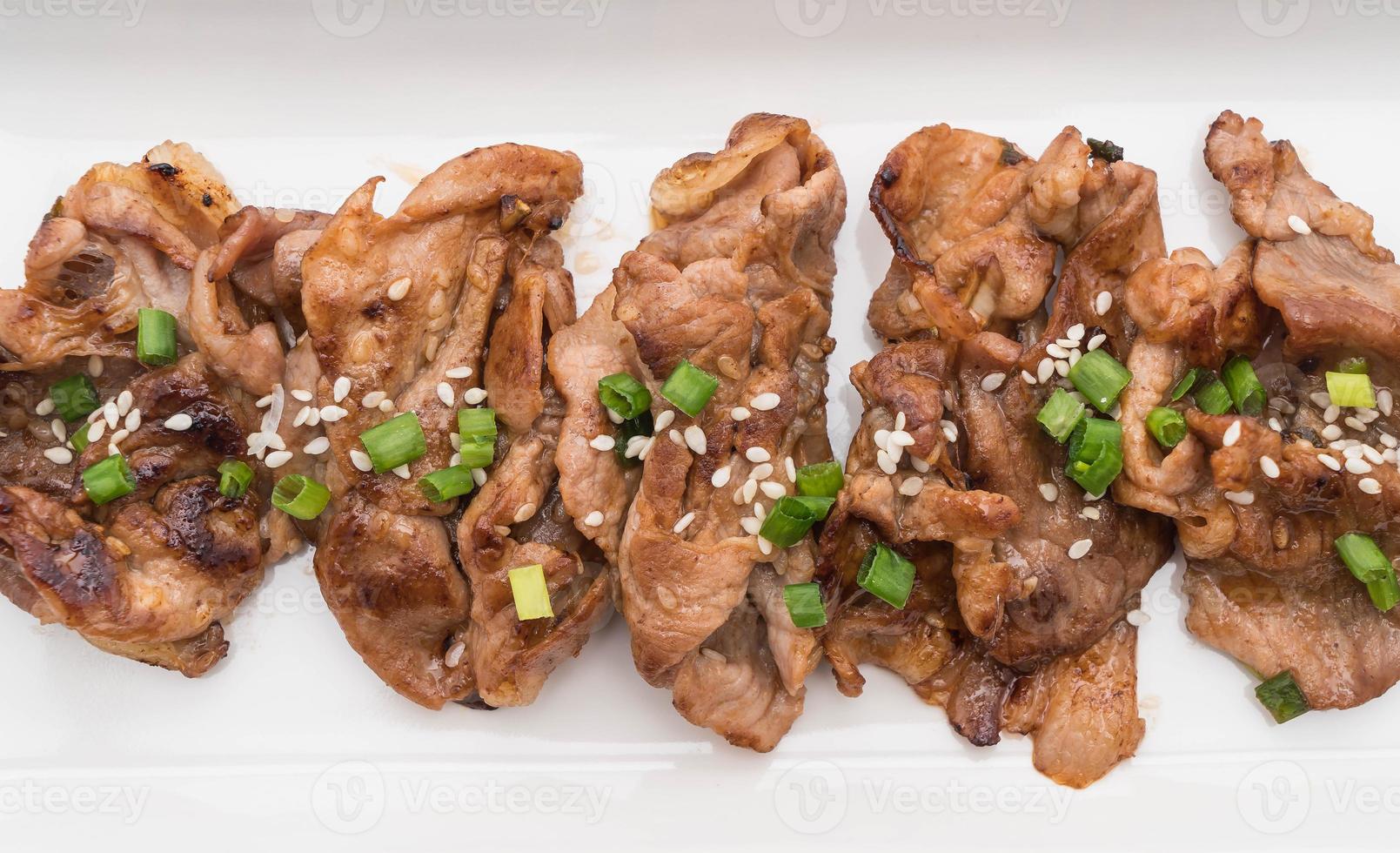 Carne de cerdo a la parrilla en un plato - estilo coreano foto