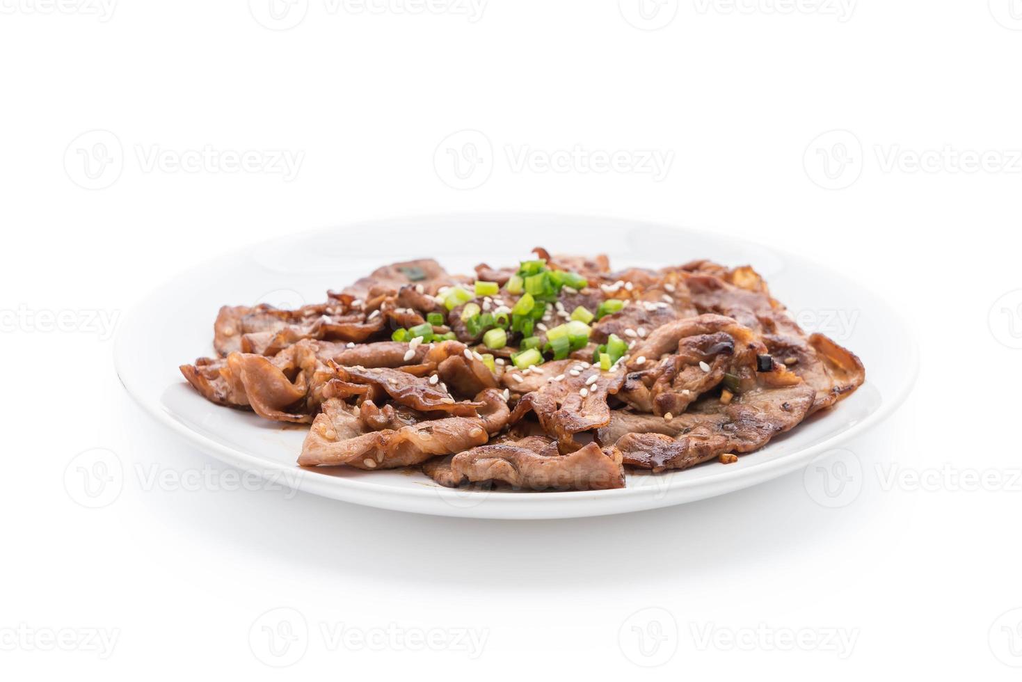 Carne de cerdo a la parrilla en un plato - estilo coreano foto