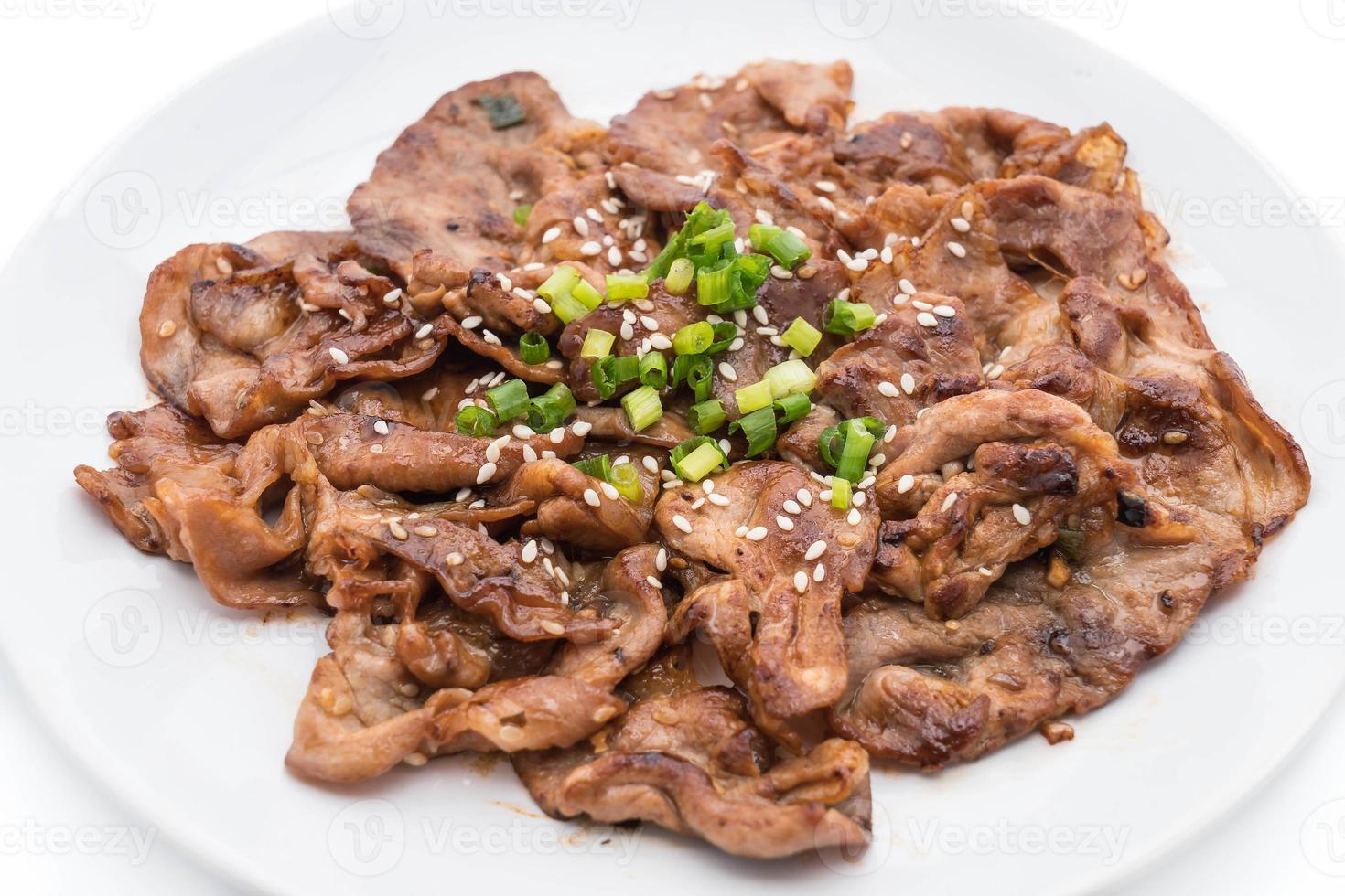 Carne de cerdo a la parrilla en un plato - estilo coreano foto