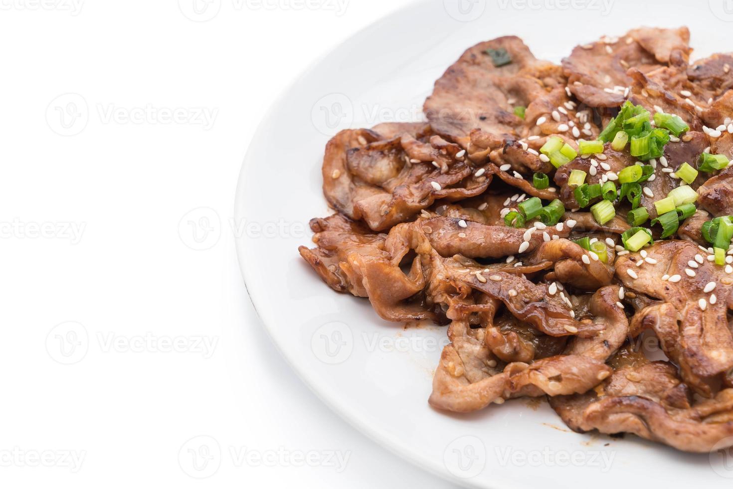 Carne de cerdo a la parrilla en un plato - estilo coreano foto