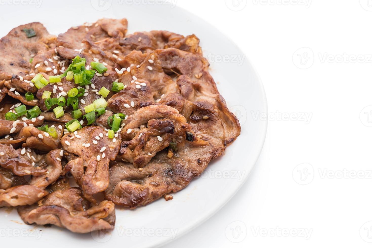 Carne de cerdo a la parrilla en un plato - estilo coreano foto