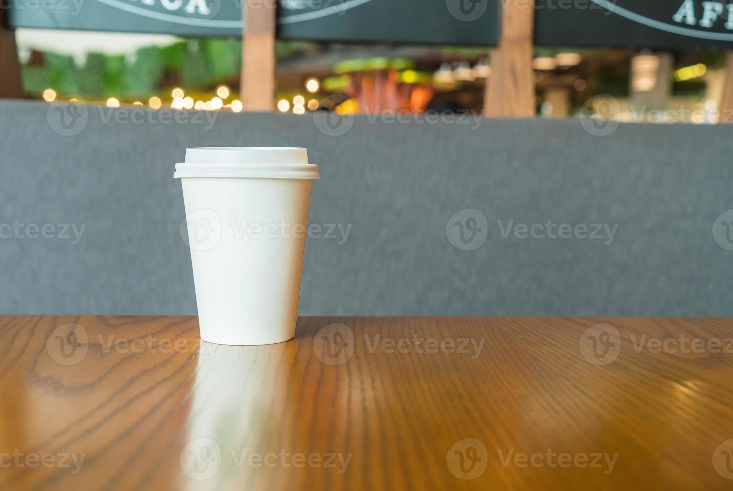 taza de café caliente en la cafetería foto