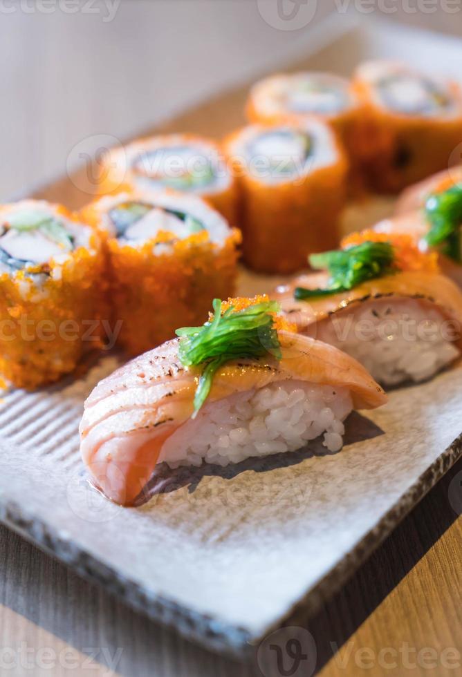 sushi de salmón y maki de salmón - comida japonesa foto