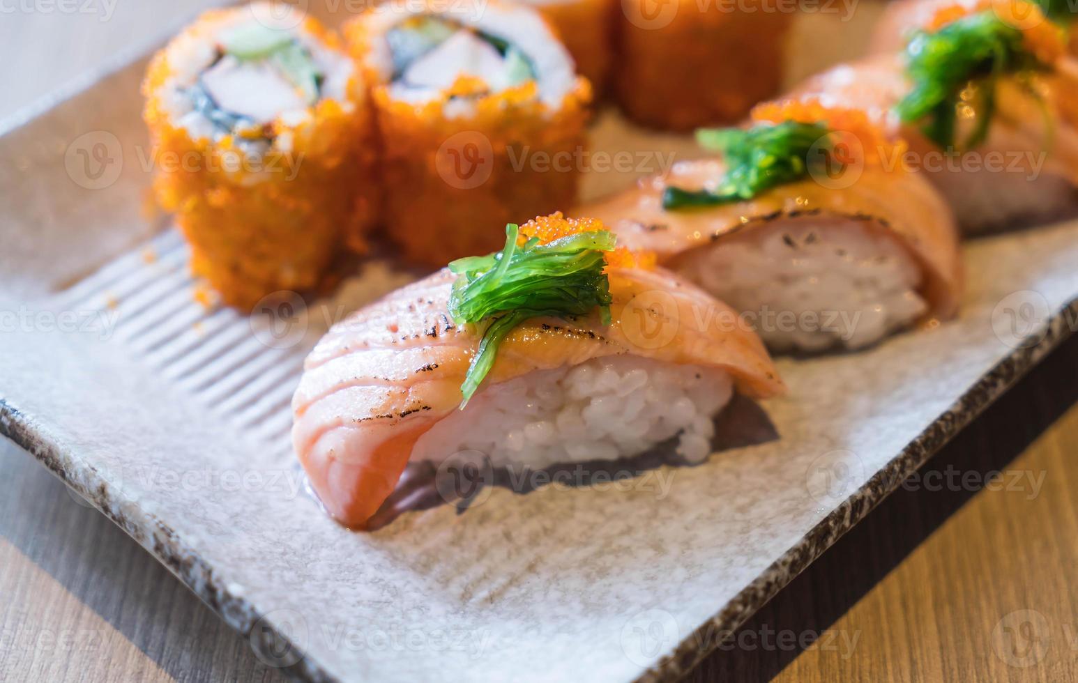 sushi de salmón y maki de salmón - comida japonesa foto