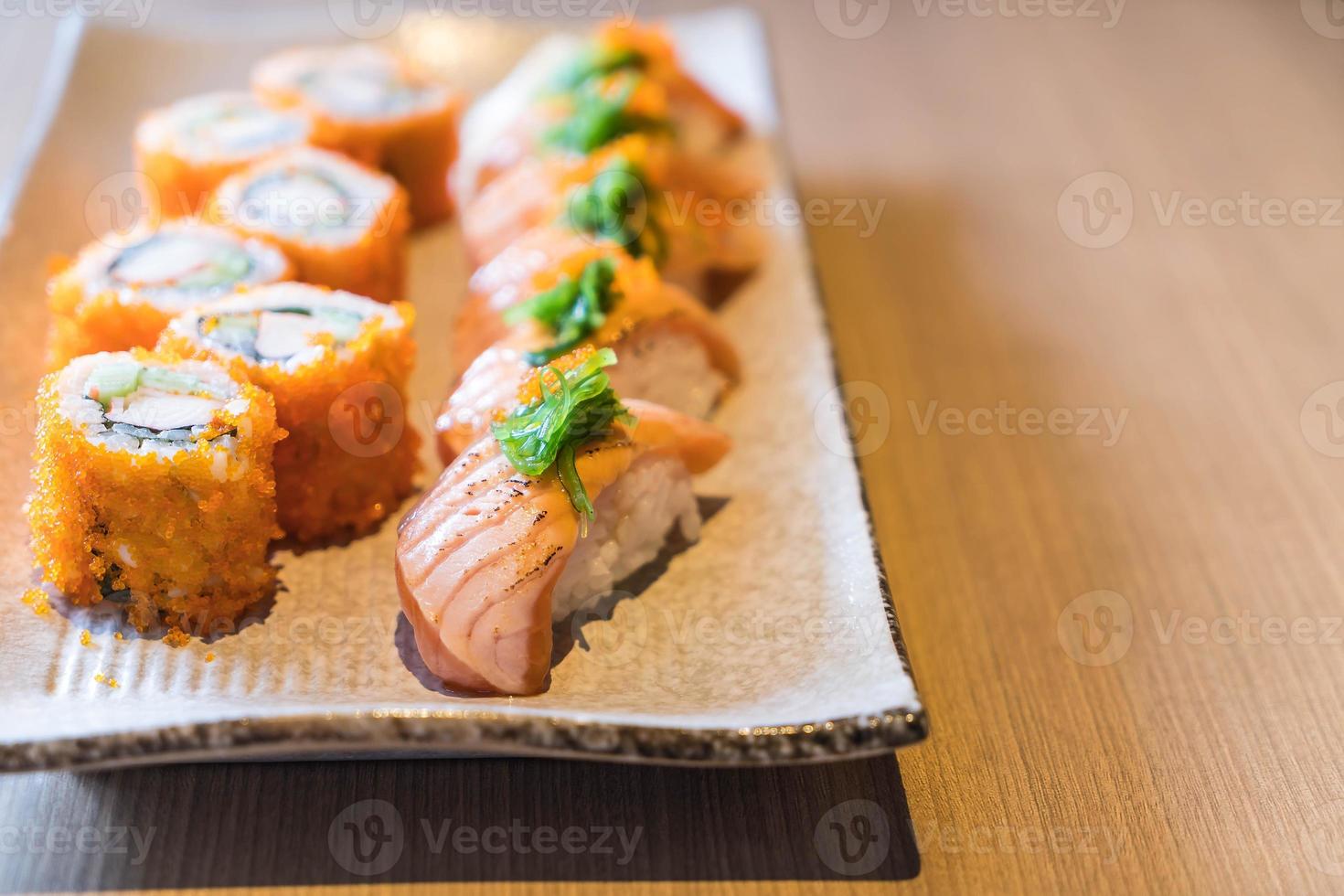 sushi de salmón y maki de salmón - comida japonesa foto