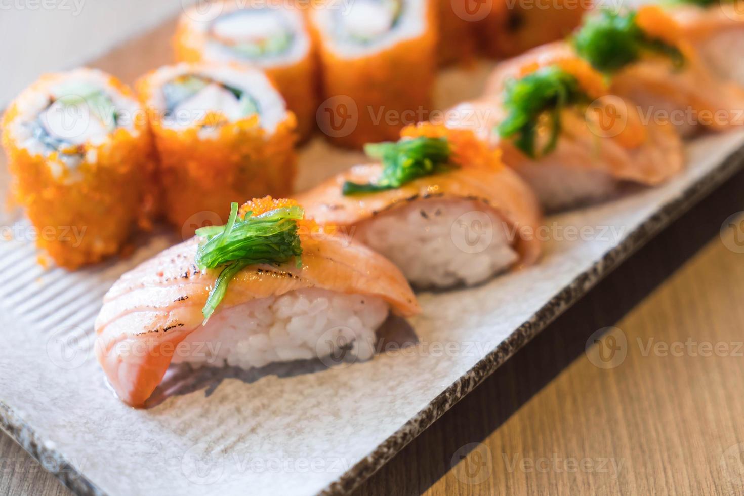 sushi de salmón y maki de salmón - comida japonesa foto