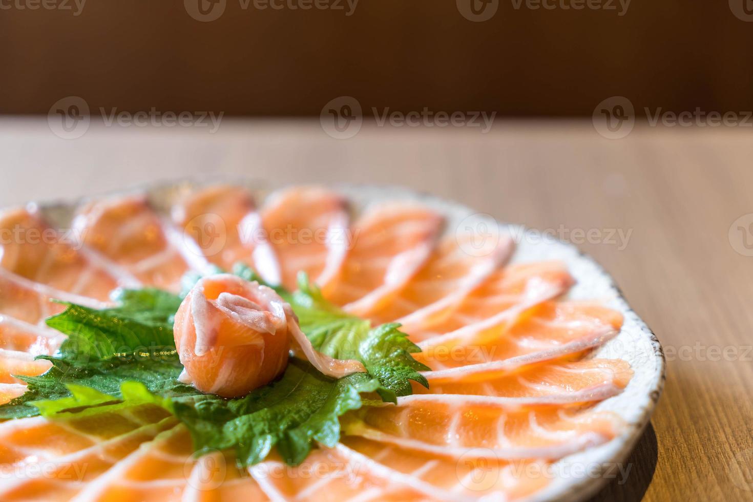 sashimi de salmón en rodajas - comida japonesa foto