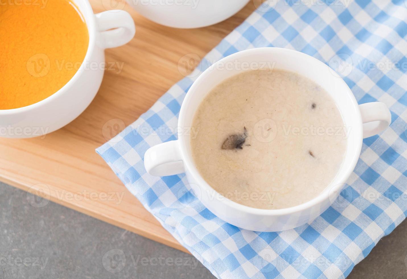 tazón de sopa de champiñones foto