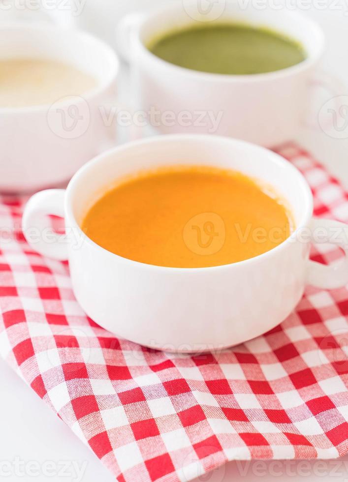 tazón de sopa de zanahoria foto