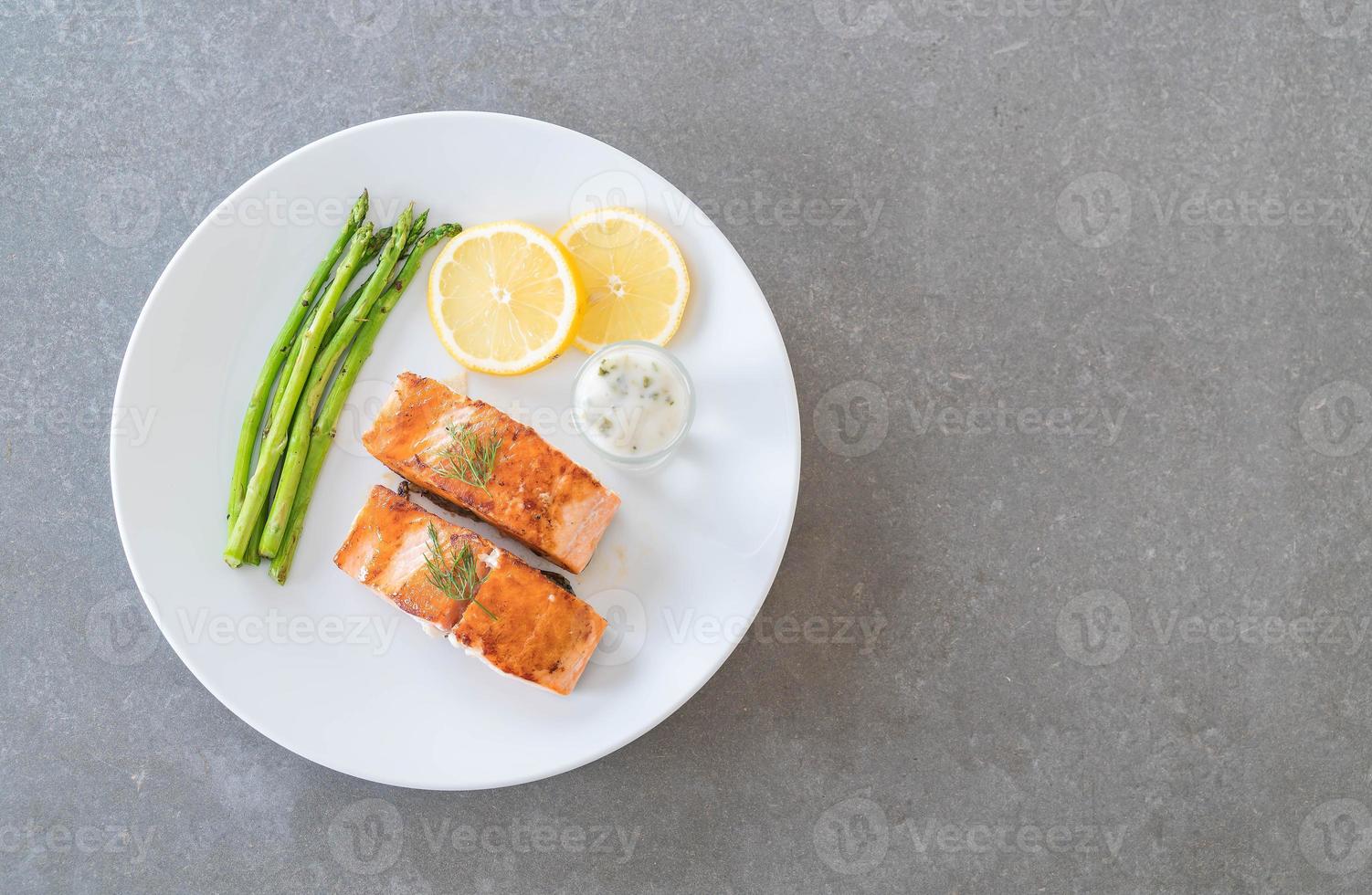 Filete de salmón a la plancha sobre la mesa foto