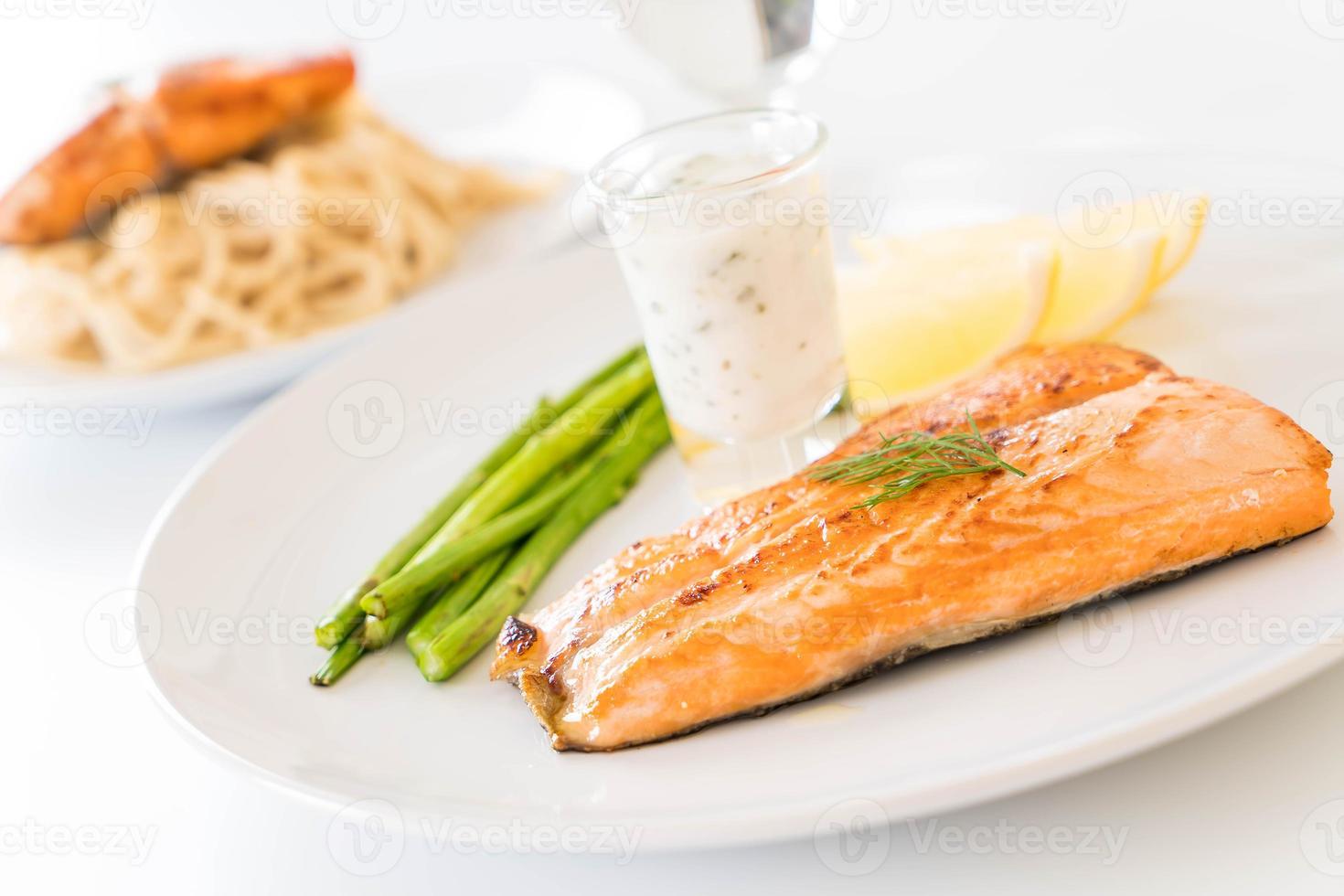 Filete de salmón a la plancha sobre la mesa foto