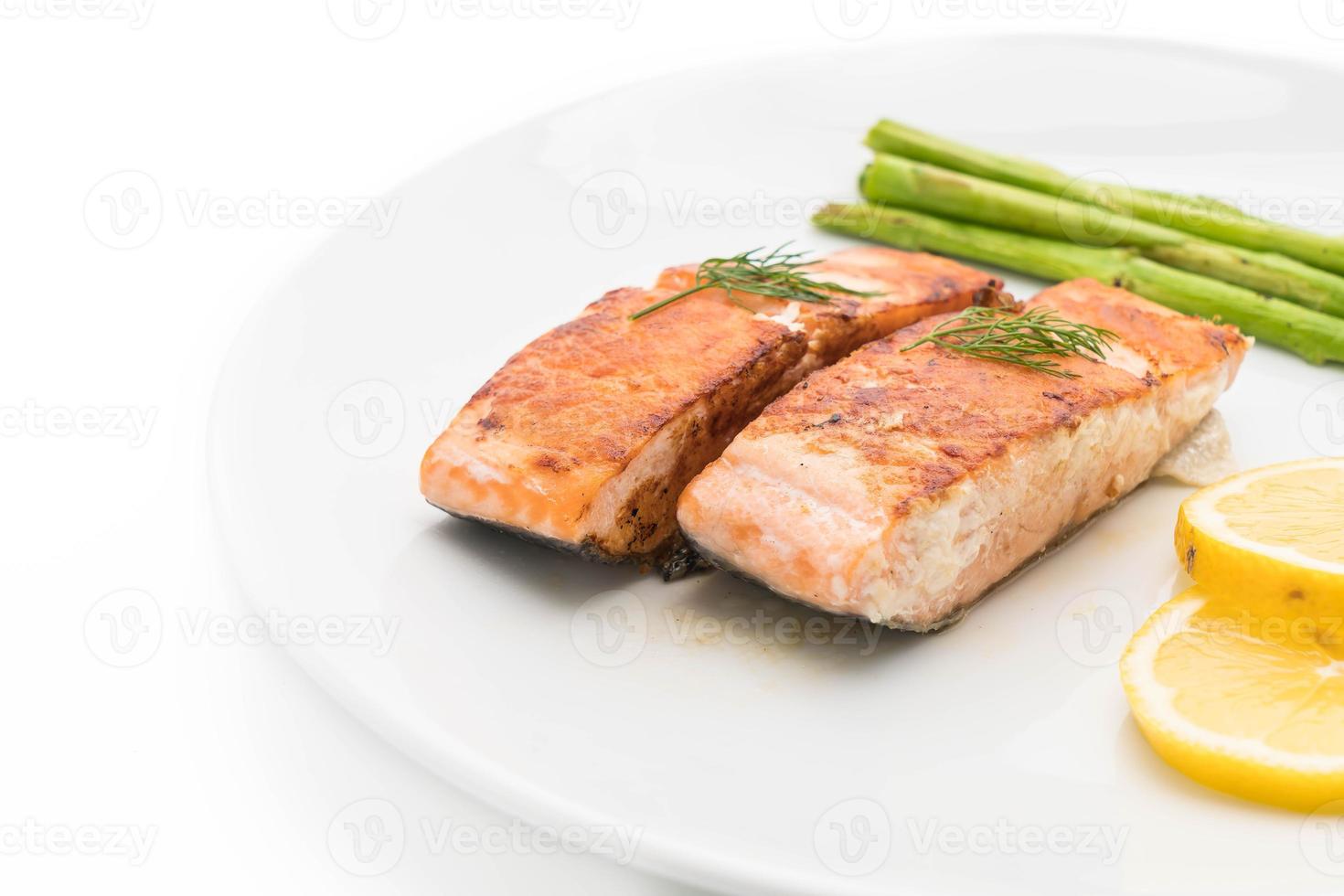 Filete de salmón a la plancha sobre la mesa foto
