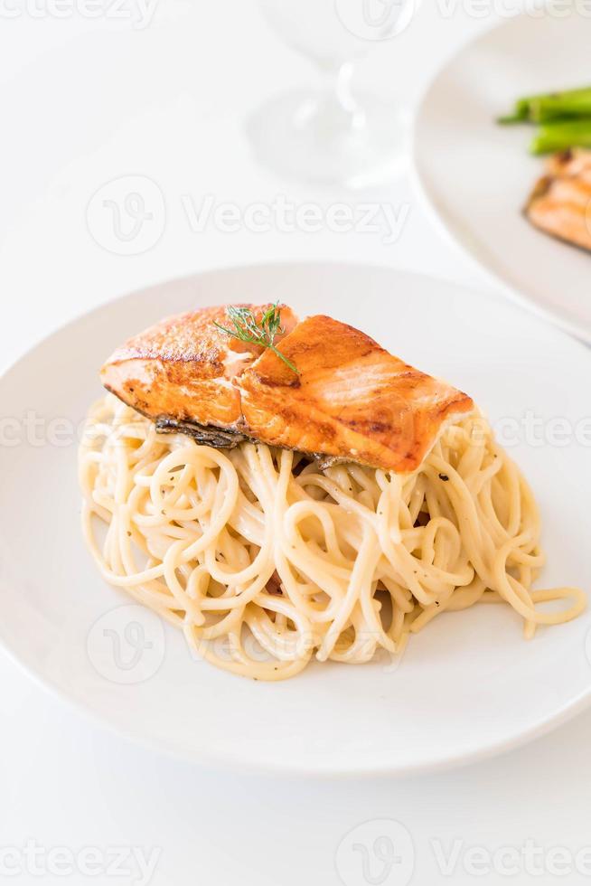 salsa de crema de espaguetis con salmón a la plancha foto