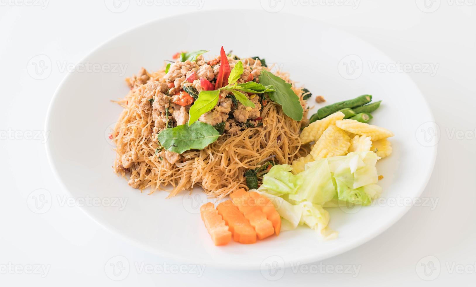 fideos salteados con cerdo y albahaca foto