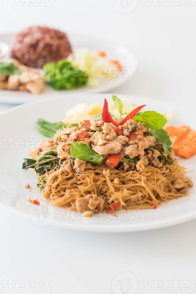 fideos salteados con cerdo y albahaca foto