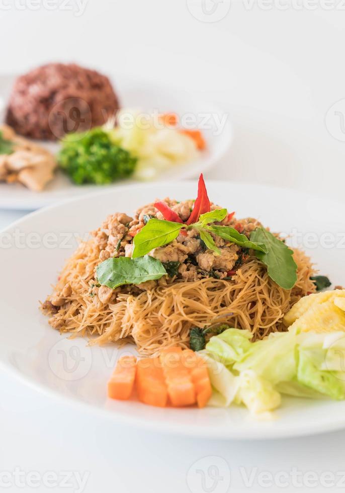 fideos salteados con cerdo y albahaca foto