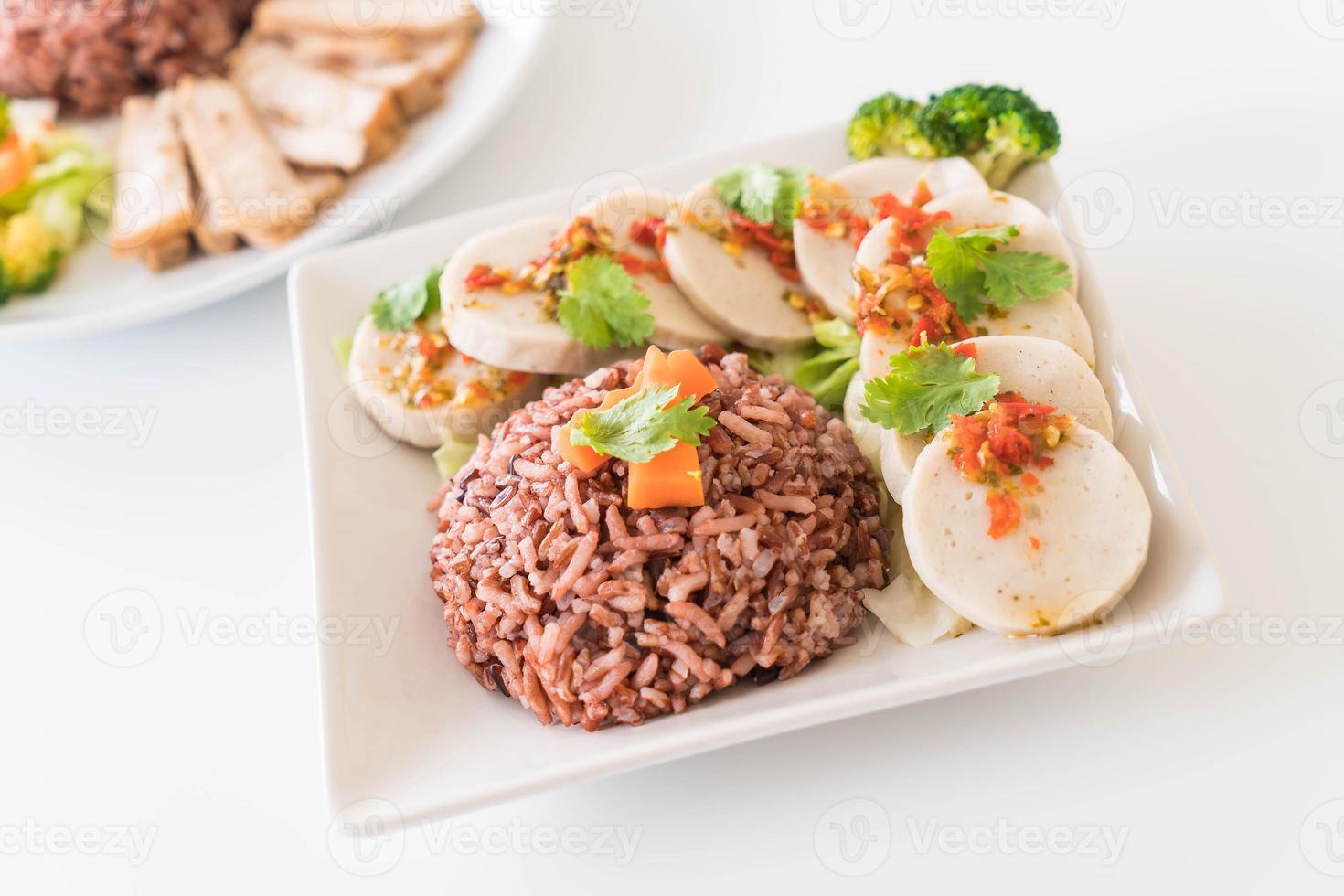 salchicha de cerdo en conserva y salsa picante con arroz de bayas - comida limpia foto