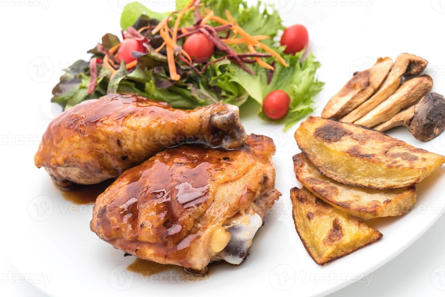 Filete de pollo a la plancha con salsa teriyaki en la mesa de comedor foto