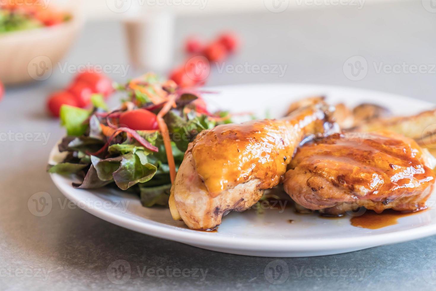 Filete de pollo a la plancha con salsa teriyaki en la mesa de comedor foto