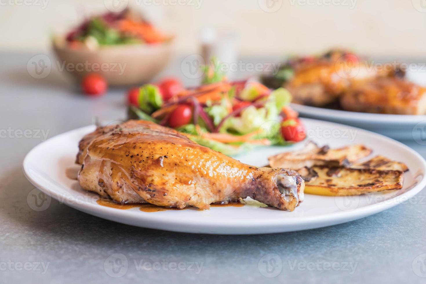 Filete de pollo a la plancha con salsa teriyaki en la mesa de comedor foto