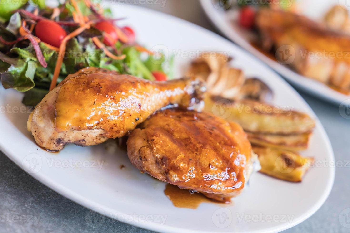 Filete de pollo a la plancha con salsa teriyaki en la mesa de comedor foto