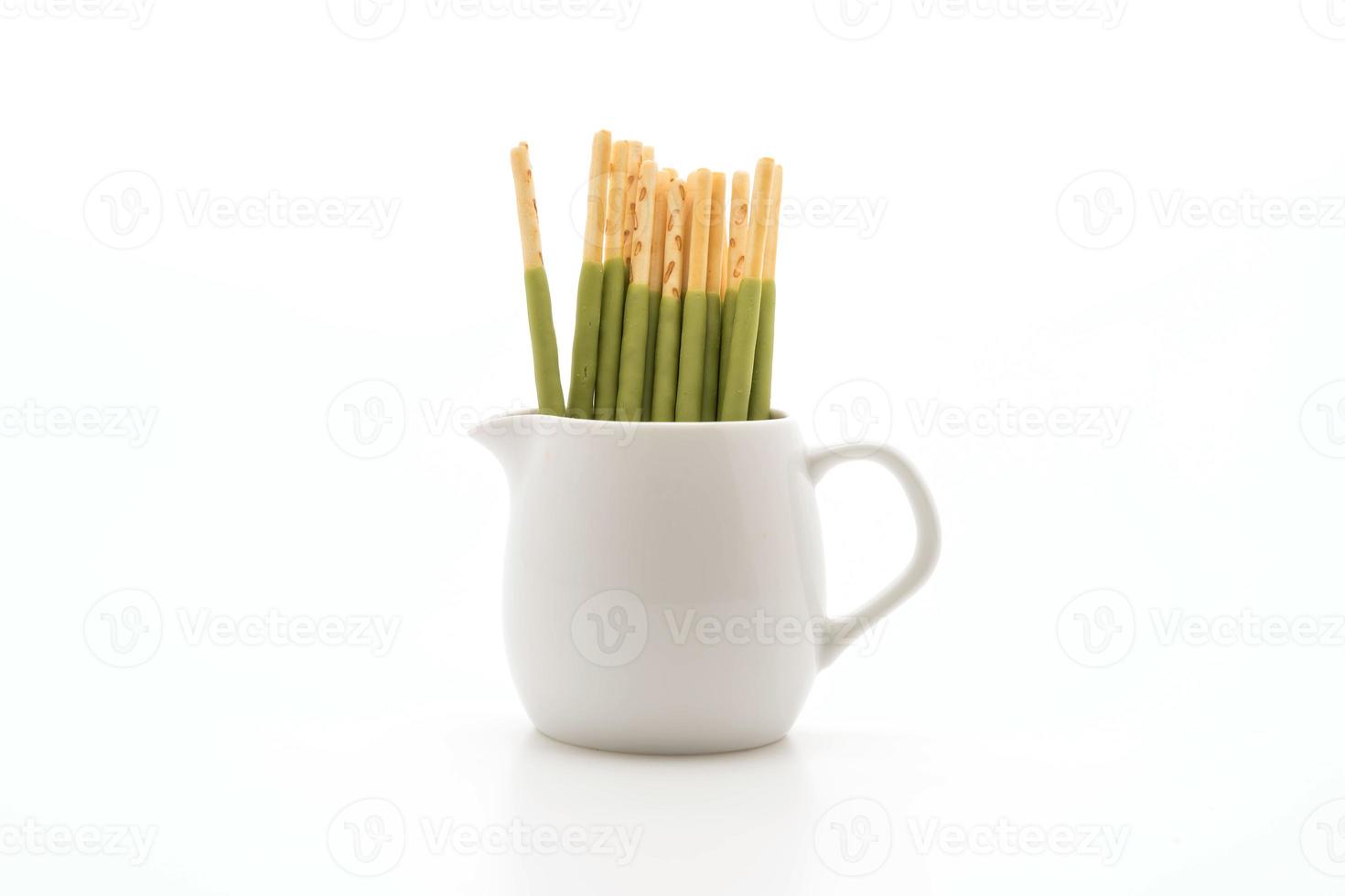 Palo de galleta con sabor a té verde sobre fondo blanco. foto