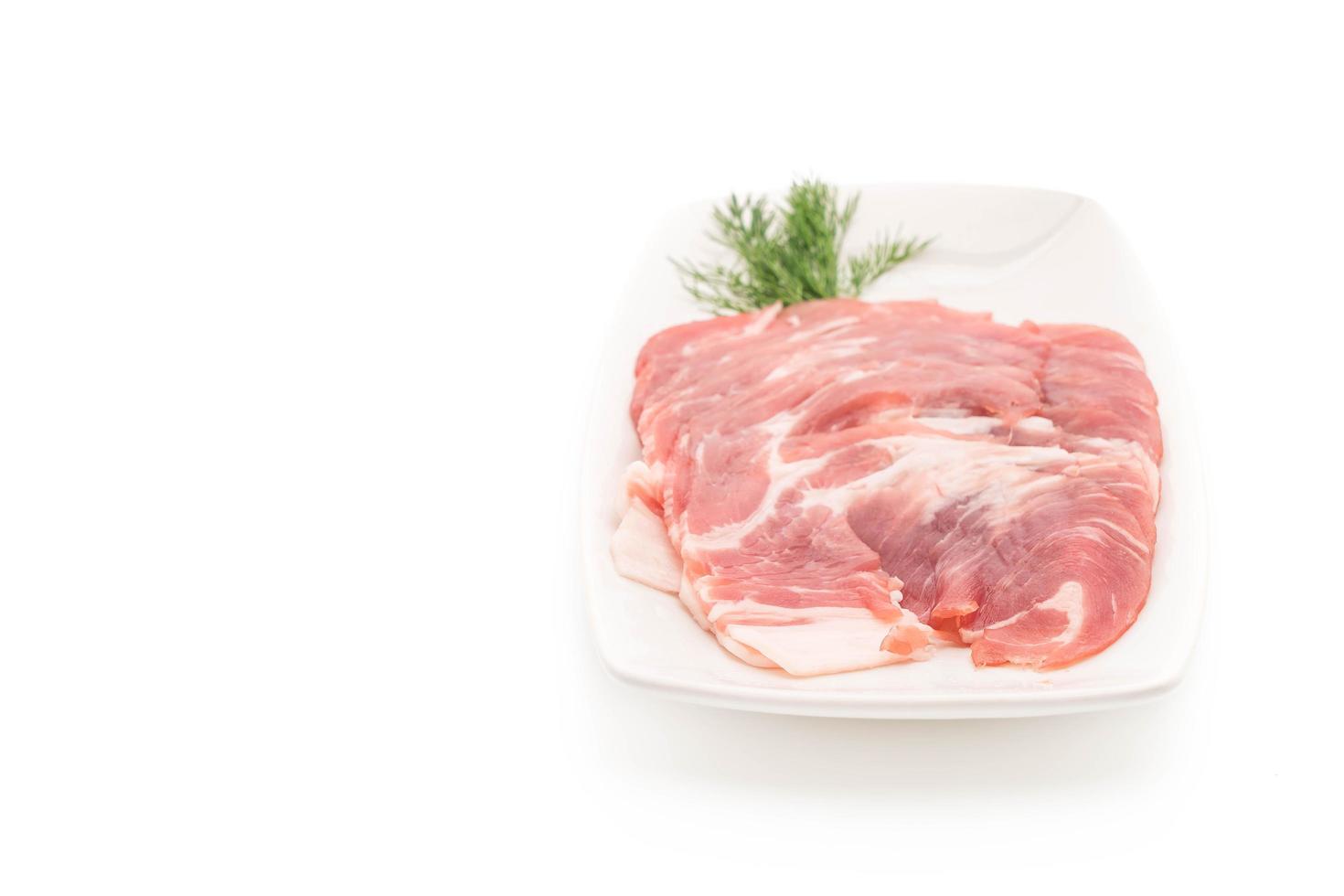 carne de cerdo fresca en rodajas con ingredientes foto