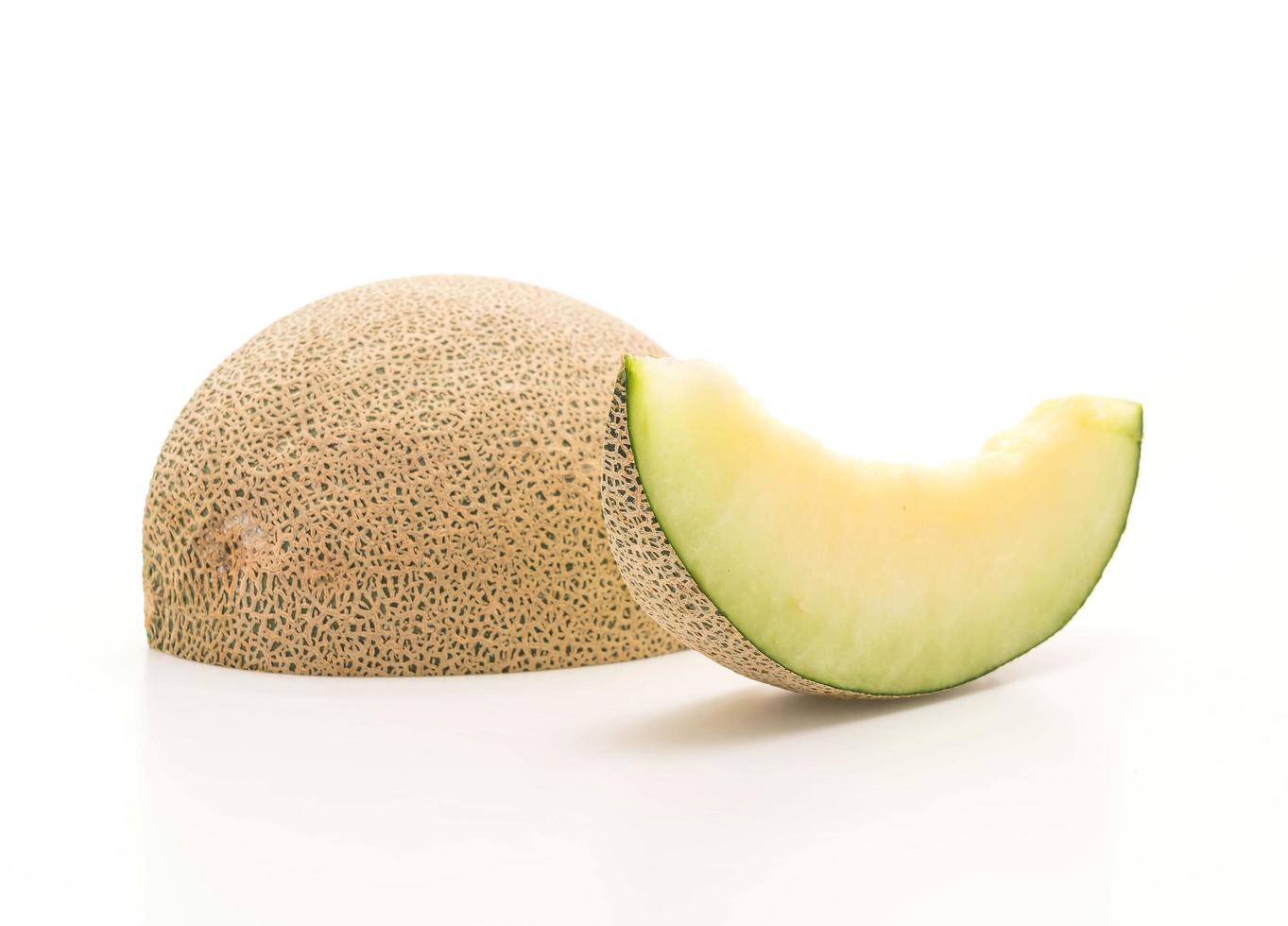 Melón cantalupo sobre fondo blanco. foto