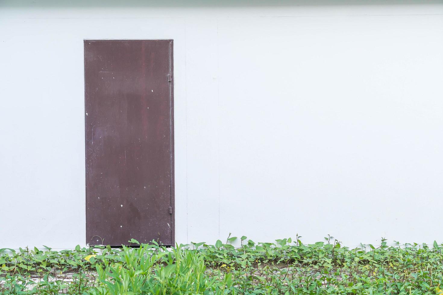 puerta con fondo de pared vacía foto