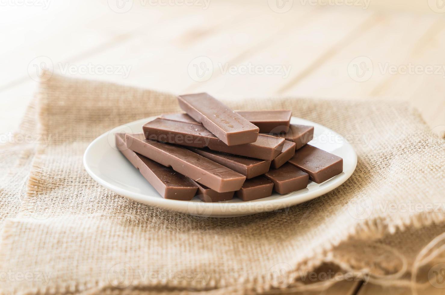 barras de chocolate sobre fondo de madera foto