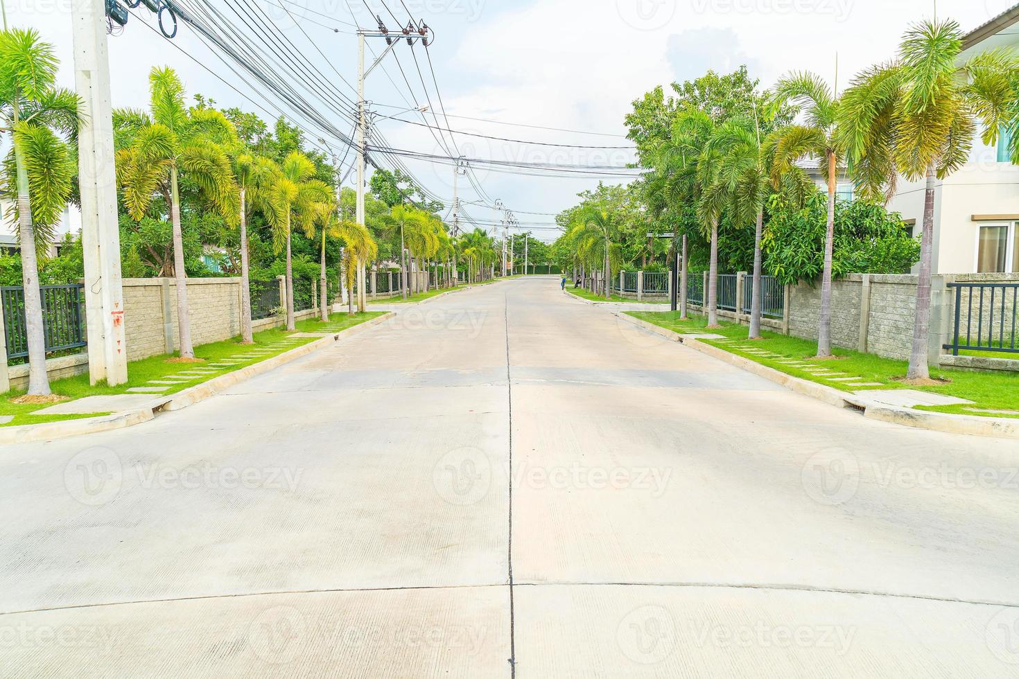 Carretera vacía con casa en el pueblo. foto