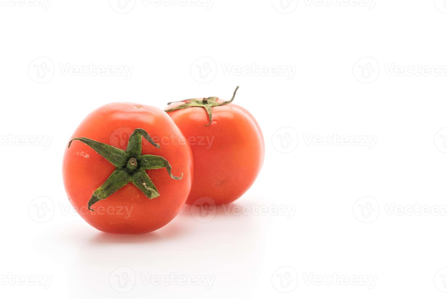 tomates frescos sobre fondo blanco foto