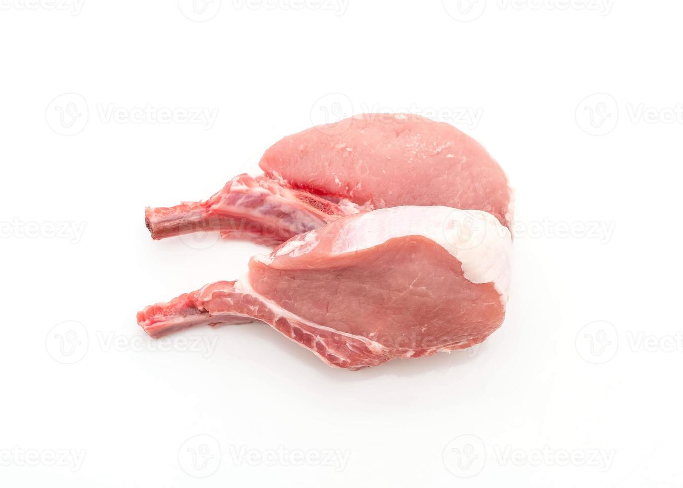 Chuleta de cerdo fresca sobre fondo blanco. foto