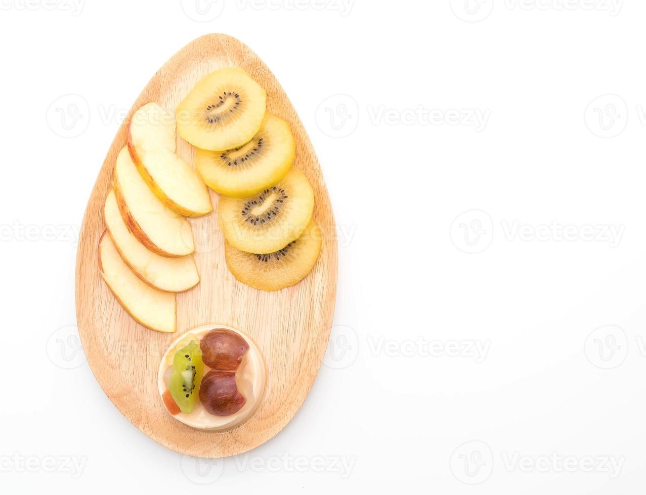 Pudín de frutas con kiwi y manzana en la mesa foto