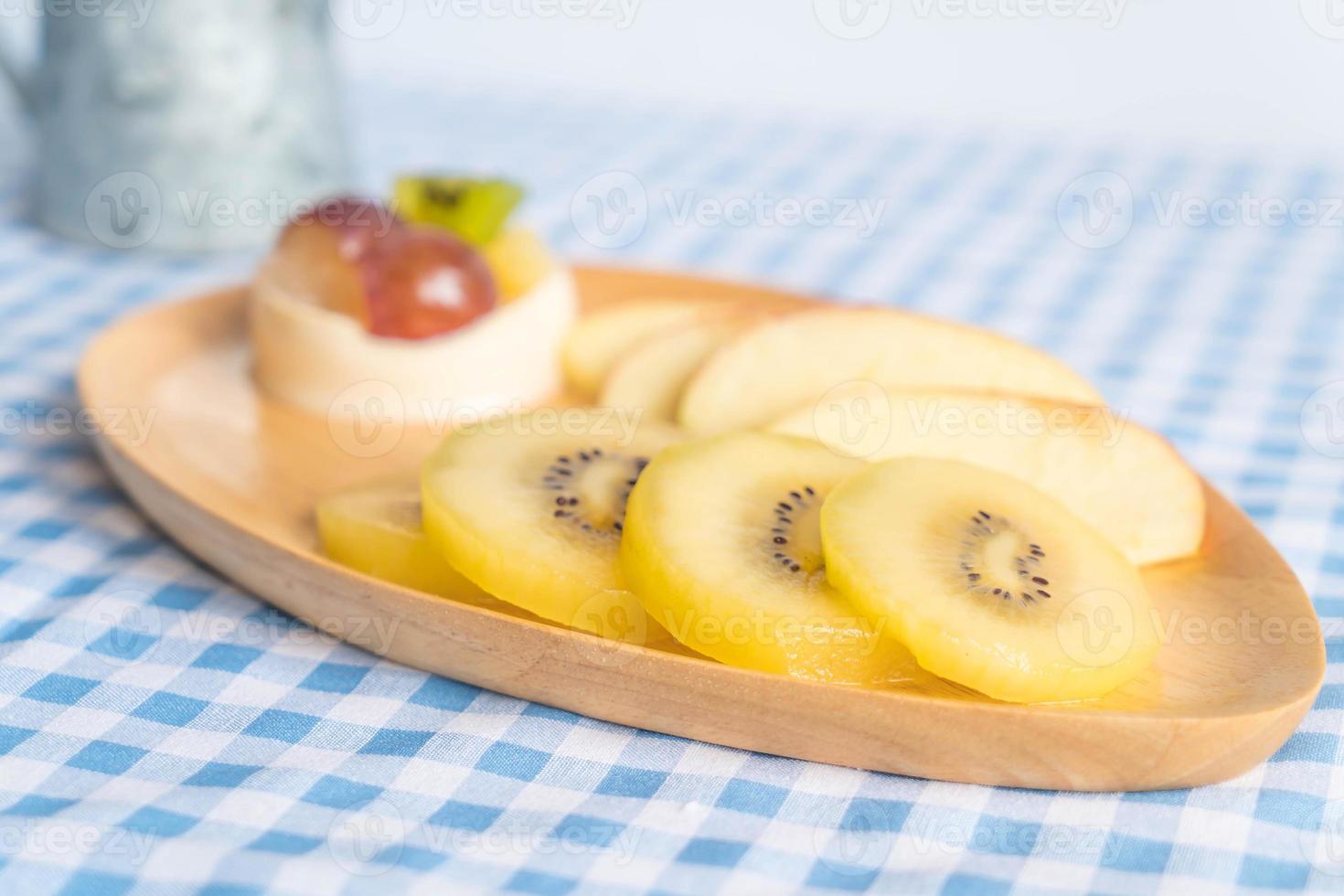 Pudín de frutas con kiwi y manzana en la mesa foto