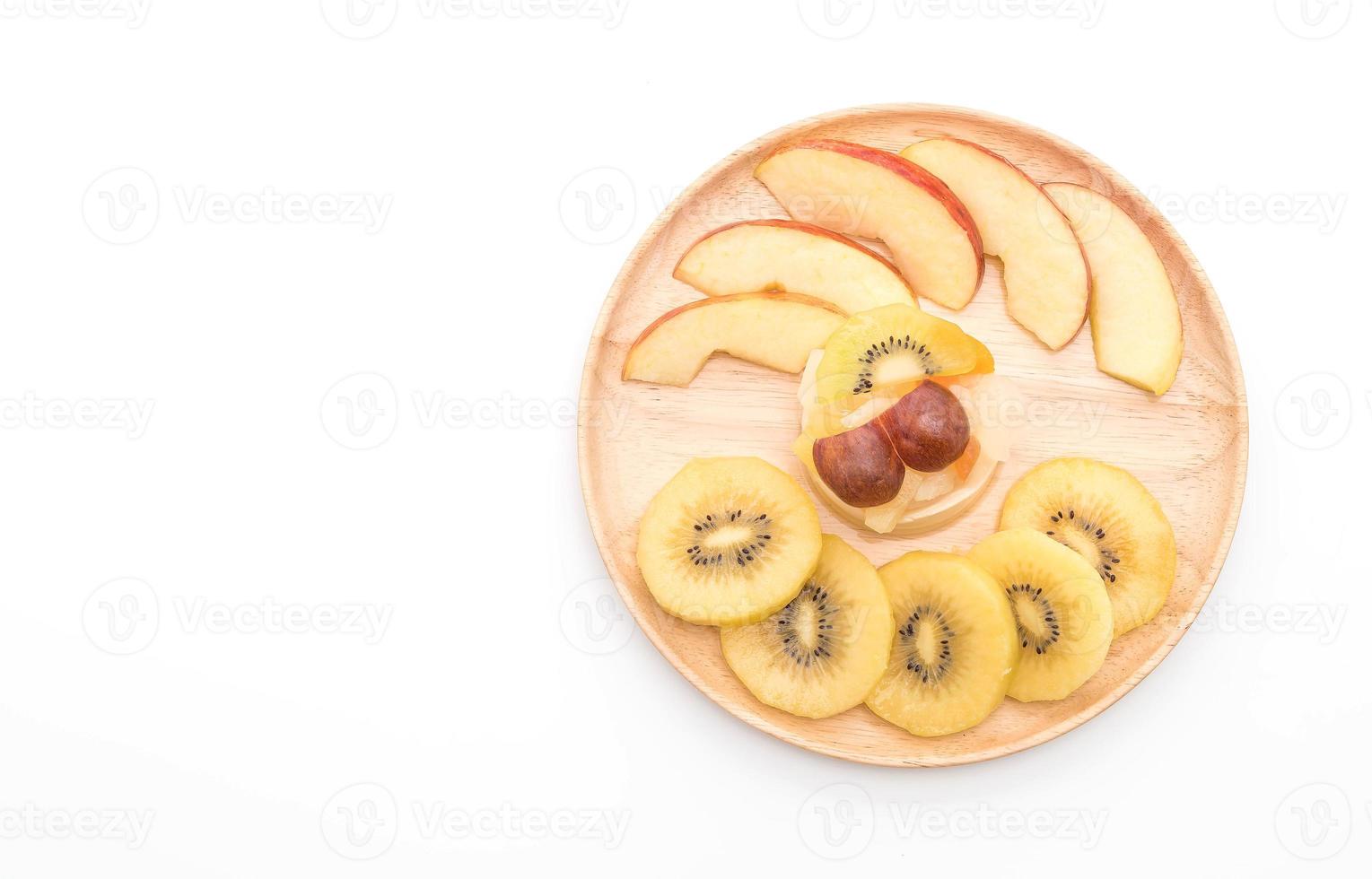 Pudín de frutas con kiwi y manzana en la mesa foto