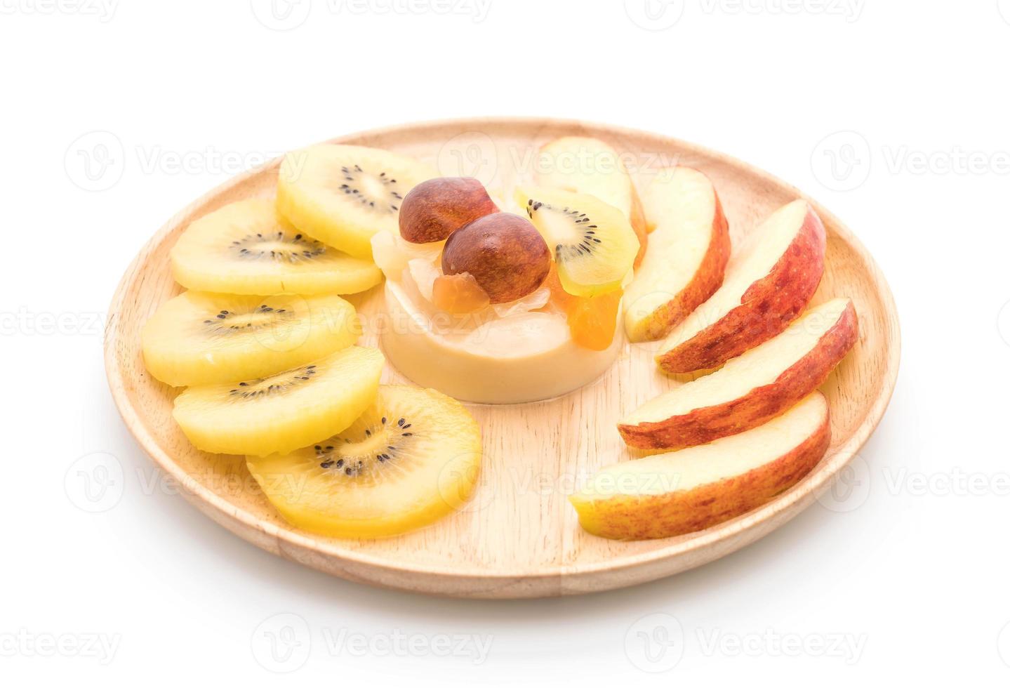 Pudín de frutas con kiwi y manzana en la mesa foto